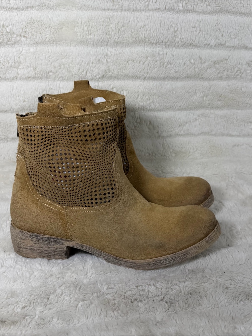 Sundance womens 40 Tan Greta Suede Perforated Leather Distressed Ankle Boot zip